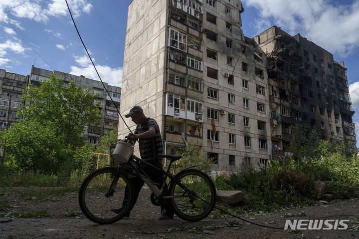 [토레츠크=AP/뉴시스] 28일(현지시각) 우크라이나 도네츠크주 토레츠크에서 러시아 공격을 받아 파괴된 아파트 모습. 2024.06.29.
