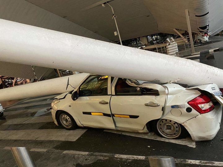 [서울=뉴시스] 인도에 쏟아진 폭우로 수도 뉴델리 국제공항 지붕 일부가 무너지는 사고가 일어났다. 이번 사고로 1명이 숨지고 8명이 다쳤으며 항공기 운항이 지연됐다(사진= 엑스 갈무리) *재판매 및 DB 금지