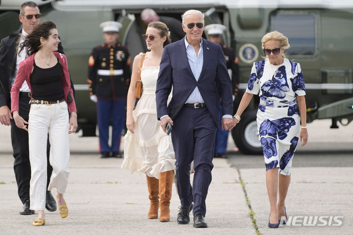 [뉴욕=AP/뉴시스] 지난달 29일(현지시각) 조 바이든 미국 대통령(오른쪽에서 두번째)이 질 바이든 여사와 손녀들과 함께 뉴욕주 이스트햄튼 공항에 도착해 걸어가고 있다. 바이든 캠프는 토론회 이후 사퇴 요구가 거세지자 후원자 달래기에 나서고 있다. 2024.07.02.
