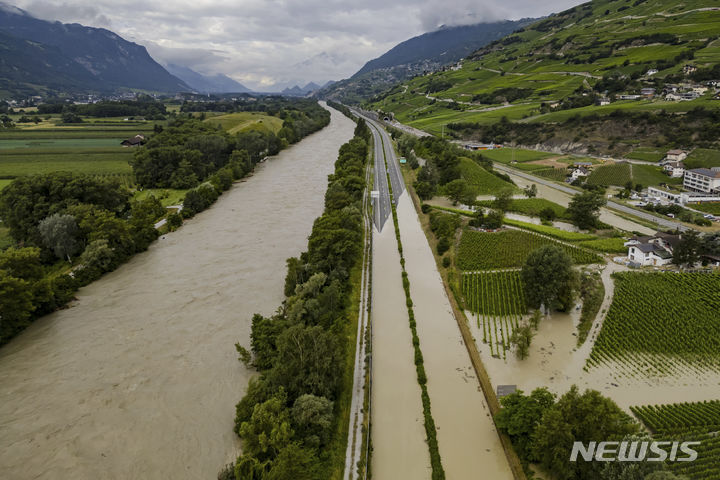 [AP/뉴시스] 스위스 시에르의 론 강 