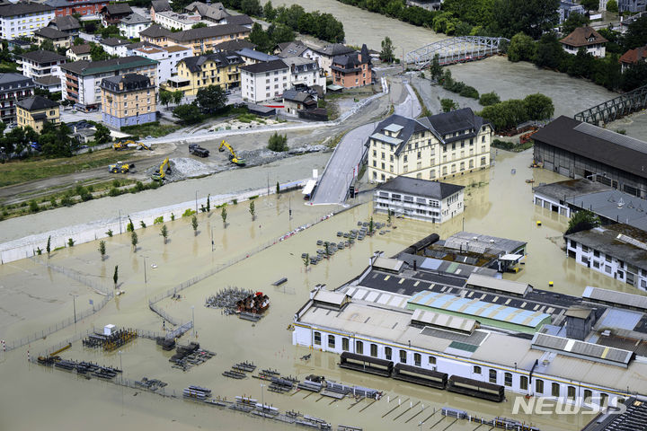 [치피스=AP/뉴시스] 30일(현지시각) 스위스 치피스에서 폭풍우로 큰 홍수가 발생한 론강의 모습. 발레주 여러 곳에서 론강 둑이 무너지면서 고속도로와 철도가 침수됐다. 2024.07.01. 