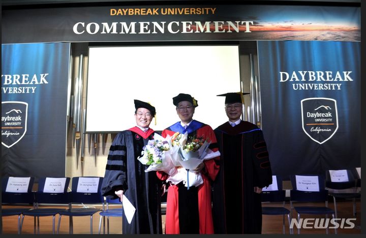 [안양=뉴시스] 김상식 성결대학교 총장이 미국 데이브레이크 대학교로부터 명예박사 학위를 받은 후 기념 촬영을 하고 있다. (사진=성결대 제공) 2024.06.30. photo@newsis.com 