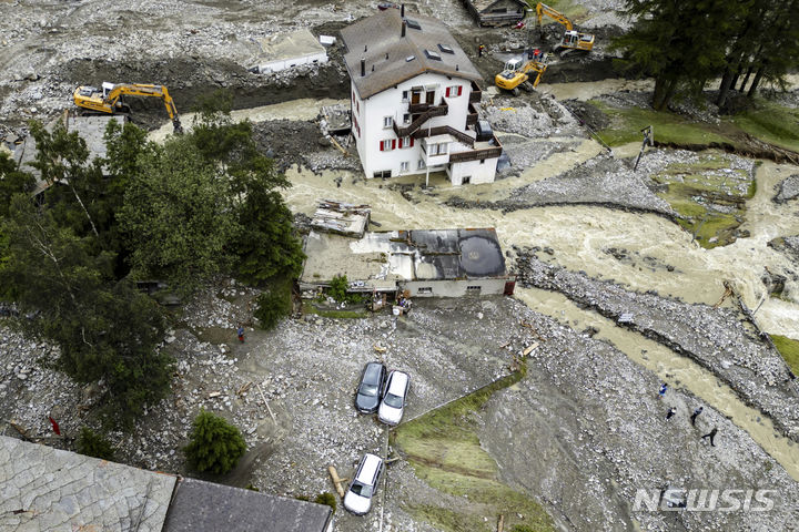 [스위스=AP/뉴시스] 지난달 30일(현지시각) 스위스 사스 그룬드에서 대규모 홍수와 산사태가 발생해 도로가 파손돼 있다. 2024.07.01.
