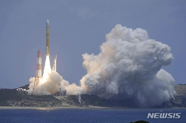 [다네가시마 우주센터=AP/뉴시스] 일본의 신형 주력 대형로켓 'H3' 3호기가 1일 낮 12시6분께 가고시마현 다네가시마 우주센터에서 성공적으로 발사되고 있다. 2024.07.01.