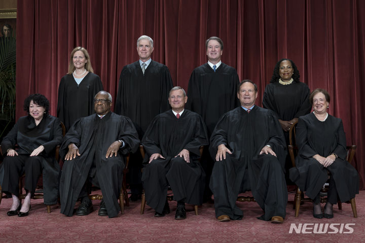 [AP/뉴시스] 미 연방 대법원의 9명 대법원판사 단체사진 촬영