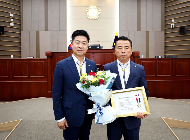 김종식 의원이 의정봉사상을 수상하고 있다 (사진=성주군의회 제공) *재판매 및 DB 금지