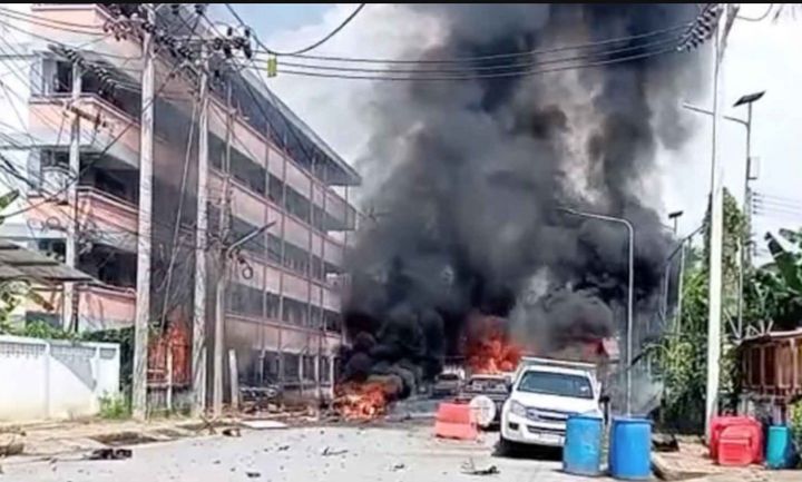 지난달 30일 태국 남부 얄라주 반낭 사타에서 일어난 차량 폭발 테러 현장. 폭발 차량에서 연기와 불꽃이 솟고 있다. (사진 방콕 포스트 캡처) 2024.07.01.  *재판매 및 DB 금지