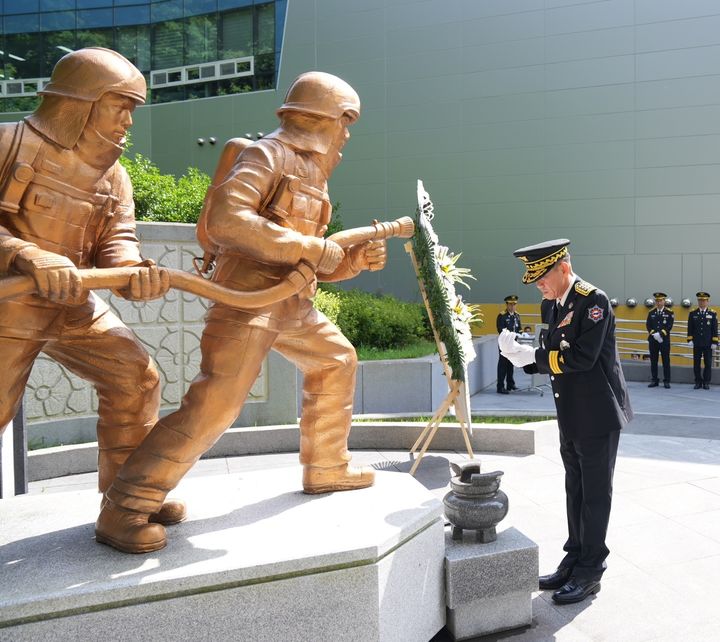 [부산=뉴시스] 1일 오전 김조일 부산소방재난본부장이 동래구 부산119안전체험관 내에 있는 119 기념공원을 찾아 순직 소방인들의 헌신과 위훈을 기렸다. (사진=부산소방재난본부 제공) 2024.07.01. photo@newsis.com *재판매 및 DB 금지