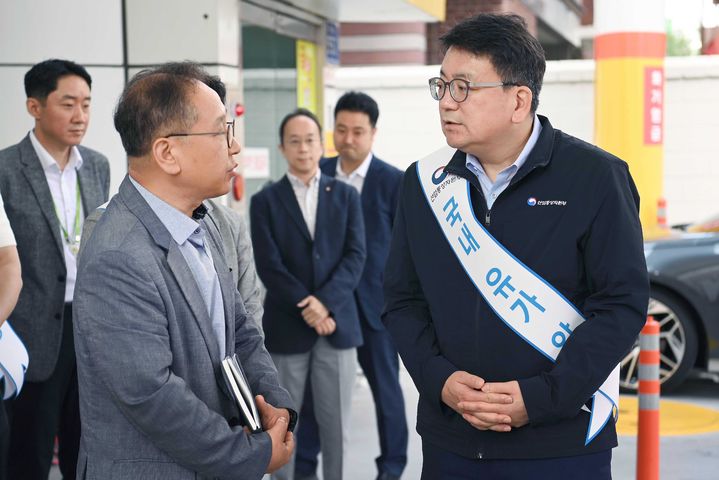 [서울=뉴시스] 최남호 산업통상자원부 2차관이 유류세 일부 환원 시행일인 1일 경기 안양시 알뜰주유소를 방문해 석유 판매가격 동향을 점검하고 있다. (사진=산업통상자원부 제공) 2024.07.01. photo@newsis.com *재판매 및 DB 금지