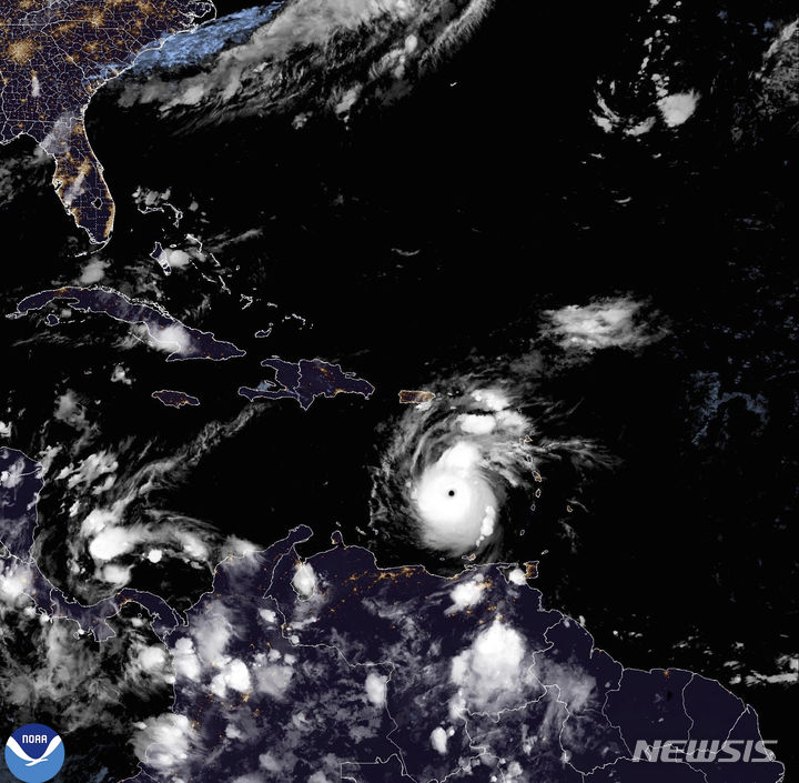 [카리브해=AP/뉴시스] 미국 국립해양대기청(NOAA)이 제공한 위성사진에 허리케인 '베릴'이 1일 오후5시(현지시각) 카리브해를 가로질러 이동하고 있다. NOAA는 '베릴'이 카테고리 4에서 다시 바다로 나오며 최강의 카테고리 5로 세력이 커졌다고 말했다. 2024.07.02.