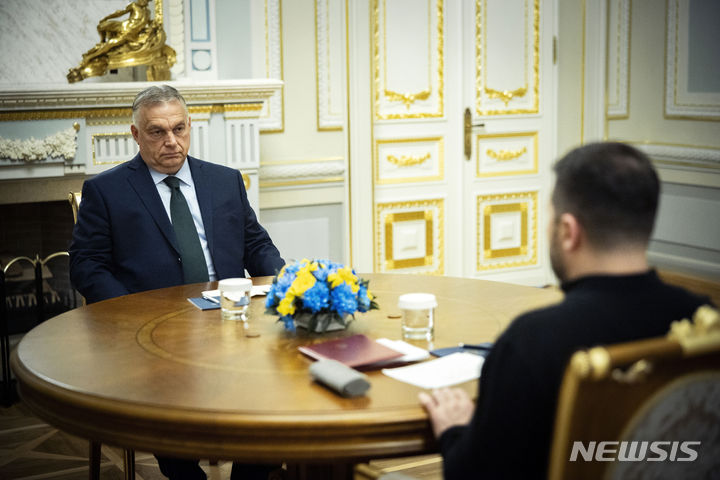 [키이우=AP/뉴시스] 헝가리 총리실이 제공한 사진에 빅토르 오르반(왼쪽) 헝가리 총리가 2일(현지시각) 우크라이나 키이우에서 볼로디미르 젤렌스키 대통령과 회담하고 있다. 2024.07.02.