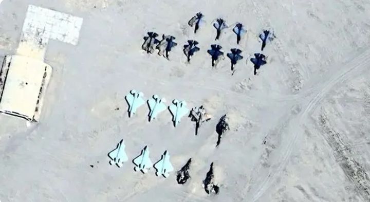 중국 서부 신장의 한 사막에 F-22와 F-35 스텔스 전투기 모형이 2열로 설치되어 있다. 이중 최소 4대는 파괴된 것으로 보인다. (사진 바이두 캡처). 2024.07.02. *재판매 및 DB 금지