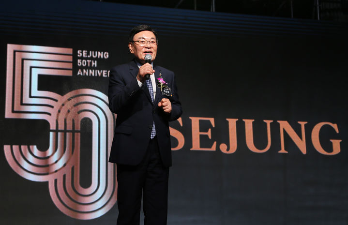 박순호 세정그룹 회장이 1일 롯데호텔 부산 크리스탈볼룸에서 열린 ‘세정 창립 50주년 기념식’에서 기념사를 전하고 있다. (사진=세정 제공) *재판매 및 DB 금지