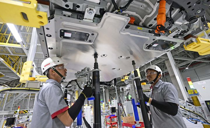[사잔=뉴시스] 현대차 인도네시아 공장에서 직원들이 전기차 모델인 코나 일렉트릭(EV)의 배터리를 조립하고 있다. (사진=현대차 제공) 2024.07.02 photo@newsis.com *재판매 및 DB 금지