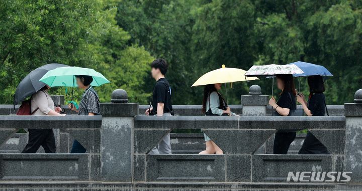 경기남부 낮엔 '체감 35도' 폭염, 밤엔 열대야…또 소나기