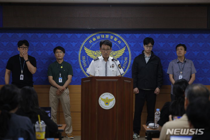 [서울=뉴시스] 정병혁 기자 = 정용우 남대문경찰서 교통과장이 2일 중구 남대문경찰서에서 전날 발생한 시청역 교차로 대형 교통사고 관련 브리핑을 하고 있다. 2024.07.02. jhope@newsis.com