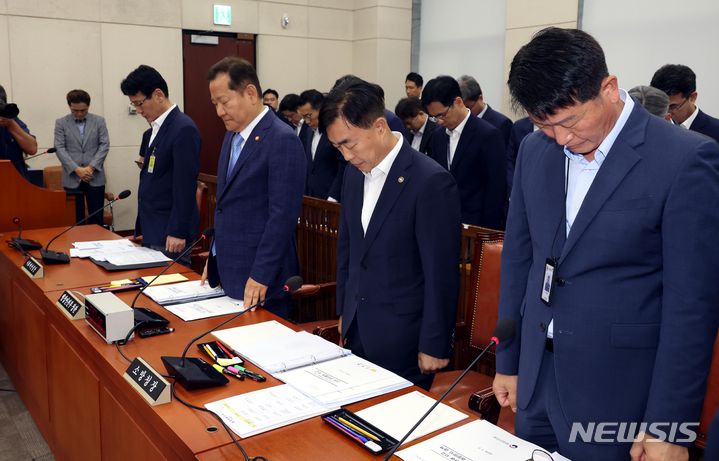 [서울=뉴시스] 조성봉 기자= 이상민(왼쪽 두번째) 행정안전부 장관이 2일 오전 서울 여의도 국회에서 열린 행정안전위원회 전체회의에서 화성공장 화재 사고와 시청역 교통사고 희생자들을 추모하는 묵념을 하고 있다. 2024.07.02. suncho21@newsis.com