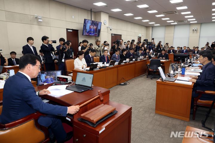 [서울=뉴시스] 조성봉 기자= 신정훈 국회 행안위원장이 2일 오전 서울 여의도 국회에서 열린 행정안전위원회 전체회의에서 의사봉을 두드리고 있다. 2024.07.02. suncho21@newsis.com