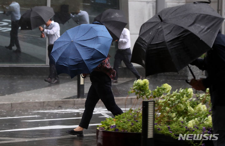 [서울=뉴시스] 김혜진 기자 = 오는 4일 목요일은 밤부터 전국 대부분 지역에 강하고 많은 비가 내리겠다. 돌풍과 함께 천둥·번개도 치겠다. 사진은 장마가 시작된 지난 2일 서울 영등포구 여의도역 인근에서 우산을 쓴 시민들이 이동하고 있는 모습. 2024.07.03. jini@newsis.com