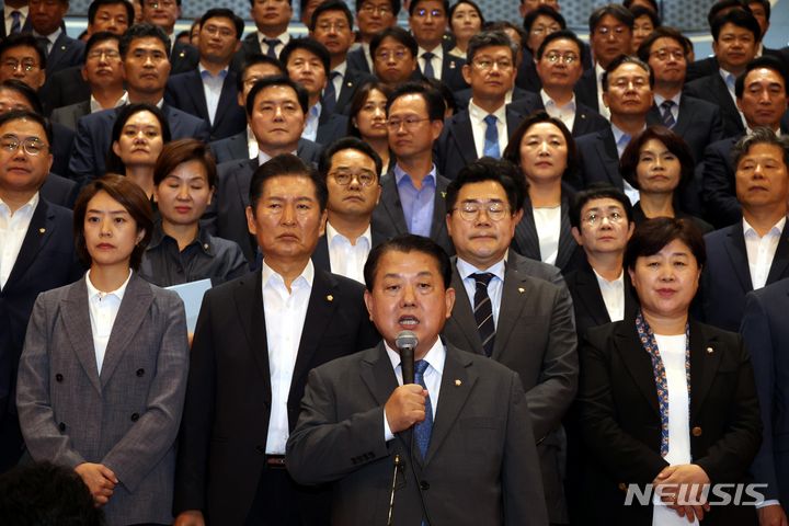 [서울=뉴시스] 조성봉 기자= 김병주 더불어민주당 의원이 2일 오후 서울 여의도 국회에서 긴급 의원총회를 마치고 '대정부질의 파행' 관련 국민의힘 규탄 발언을 하고 있다. 2024.07.02.suncho21@newsis.com