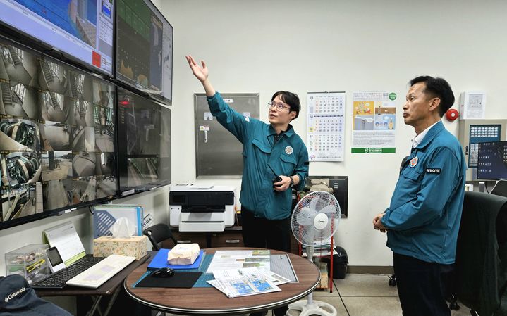 송명달 해수부 차관, 삼척항 지진해일 안전 타워 점검