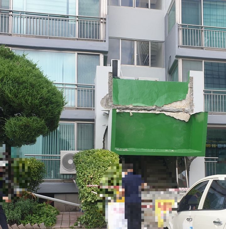 [서울=뉴시스] 2일 한 온라인 커뮤니티에는 '용인수지 H아파트 1층현관붕괴'라는 게시글이 올라왔다. (사진=보배드림 갈무리) *재판매 및 DB 금지