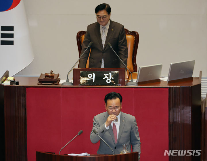 [서울=뉴시스] 조성우 기자 = 유상범 국민의힘 의원이 3일 오후 서울 여의도 국회에서 열린 제415회국회(임시회) 제5차 본회의에서 순직 해병 수사 방해 및 사건 은폐 등의 진상규명을 위한 특별검사의 임명 등에 관한 법률안에 대한 필리버스터(무제한 토론)를 하기 전 물을 마시고 있다. 2024.07.03. xconfind@newsis.com