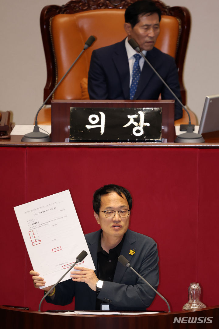 [서울=뉴시스] 조성우 기자 = 박주민 더불어민주당 의원이 3일 오후 서울 여의도 국회에서 열린 제415회국회(임시회) 제5차 본회의에서 순직 해병 수사 방해 및 사건 은폐 등의 진상규명을 위한 특별검사의 임명 등에 관한 법률안에 대한 필리버스터(무제한 토론)를 하고 있다. 2024.07.03. xconfind@newsis.com