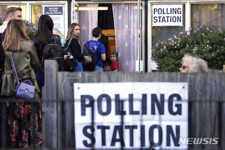 [런던=AP/뉴시스] 3일(현지시각) 영국 런던의 한 투표소에서 유권자들이 투표 순서를 기다리고 있다. 영국의 차기 총리와 새 정부 구성을 결정할 조기 총선이 시작됐다. 수낵 총리의 중도우파 보수당이 참패하고 제1야당인 노동당이 단독 과반 의석을 차지할 것으로 전망되면서 14년 만의 정권교체가 예상된다. 2024.07.04.