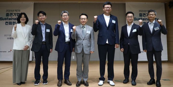 [서울=뉴시스]왼쪽부터 홍지윤 삼일 PwC 파트너, 김영석 제우스 부장, 이종우 제우스 대표이사, 이호준 중견련 상근부회장, 송민준 제우스 팀장, 홍성표 삼일PwC 파트너, 이한철 산업부 중견기업과장​.(사진=한국중견기업연합회 제공)  *재판매 및 DB 금지