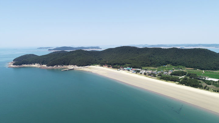 [보령=뉴시스] 충남 보령 원산도 내 오봉산해수욕장 전경. (사진=보령시 제공) 2024.07.04. *재판매 및 DB 금지