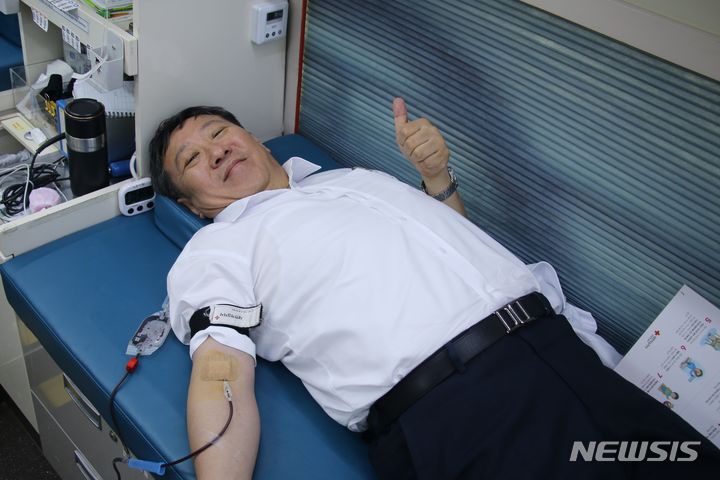 [인천=뉴시스] 헌혈 중인 조승연 인천의료원장. (사진=의료원 제공)