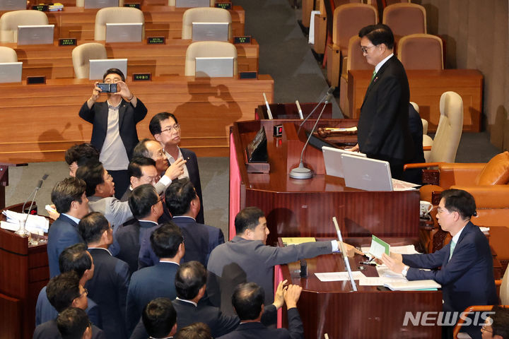 [서울=뉴시스] 조성우 기자 = 우원식 국회의장이 4일 오후 서울 여의도 국회에서 열린 제415회 국회(임시회) 제5차 본회의에서 '채해병 특검법' 관련 필리버스터(무제한 토론)를 중단하는 표결을 진행하려 하자 국민의힘 의원들이 항의하고 있다. 2024.07.04. xconfind@newsis.com