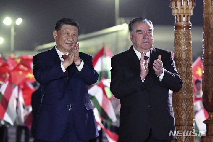 [두샨베=AP/뉴시스] 시진핑(왼쪽) 중국 국가주석이 4일(현지시각) 타지키스탄 수도 두샨베 국제공항에 도착해 에모말리 라흐몬 타지키스탄 대통령과 함께 환영식에 참석하고 있다. 2024.07.05.