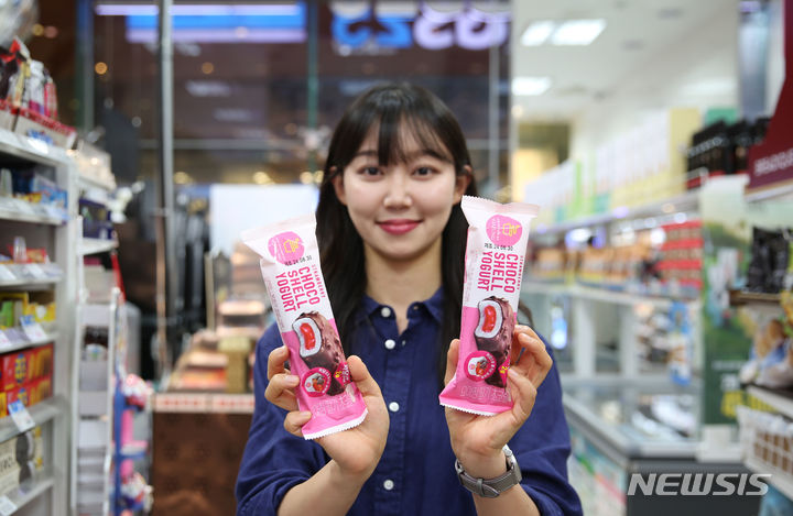 [서울=뉴시스]GS25는 요거트 아이스크림 브랜드 '요아정'과 협력을 통해 아이스크림 등 다양한 협업 상품을 선보인다고 5일 밝혔다.2024.07.05.(사진=GS25 제공)photo@newsis.com