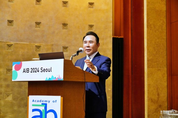 윤홍근 회장이 지난 4일 'AIB 2024 Seoul'에서 글로벌 시장에서의 성공 사례와 전략에 대해 강연을 진행하고 있다.(사진=제너시스BBQ 제공) *재판매 및 DB 금지
