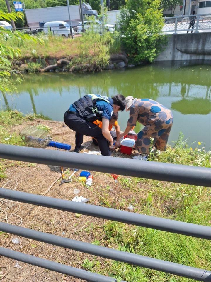 [서울=뉴시스] 파킨슨병을 앓고 휠체어를 타는 등 거동이 불편한 60대 남성이 하천에 빠질 위기에 처했지만 새내기 경찰이 빠르게 대응해 목숨을 구했다. (사진=공항지구대 제공) 2024.07.06. photo@newsis.com *재판매 및 DB 금지