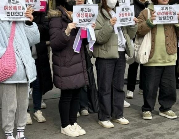 [서울=뉴시스] 또 수원역 문화 광장에서 수원여성의전화 등 여성단체와 시민단체가 일본 성인영화(AV) 배우 출연 행사를 규탄하는 기자회견을 열기도 했다(사진= 수원여성의전화 제공) *재판매 및 DB 금지