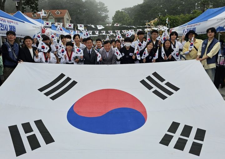 [울산=뉴시스] 울산 남목청소년문화의집은 한국전쟁(6·25) 74주년을 맞아 6일 동구 대왕암공원에서 호국보훈행사를 열었다. (남목청소년문화의집 제공) *재판매 및 DB 금지