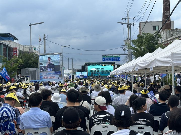 [대전=뉴시스] 김도현 기자 = 6일 오후 대전 동구 대전역 뒤편 도로에서 제1회 대전퀴어문화축제가 열린 가운데 이 축제를 반대하는 시민단체 연대가 맞불 반대 집회를 벌이고 있다. 2024.07.06. kdh1917@newsis.com *재판매 및 DB 금지