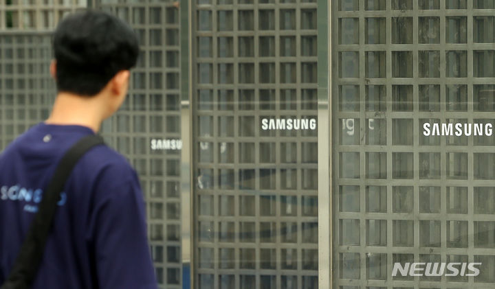 [서울=뉴시스] 홍효식 기자 = 삼성전자 최대 노조인 전국삼성전자노동조합의 총파업을 하루 앞둔 7일 서울 서초구 삼성전자 서초사옥에 로고가 보이고 있다. 2024.07.07. yesphoto@newsis.com