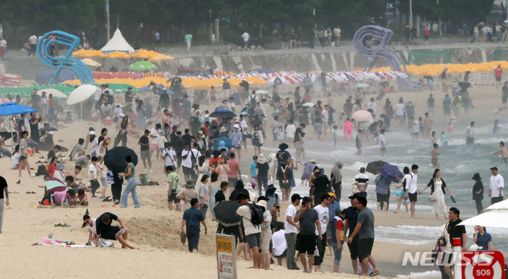 [부산=뉴시스] 하경민 기자 = 부산지역 7개 해수욕장 전면 개장 이후 첫 주말인 7일 해운대해수욕장을 찾은 시민과 관광객들이 물놀이를 즐기고 있다. 2024.07.07. yulnetphoto@newsis.com