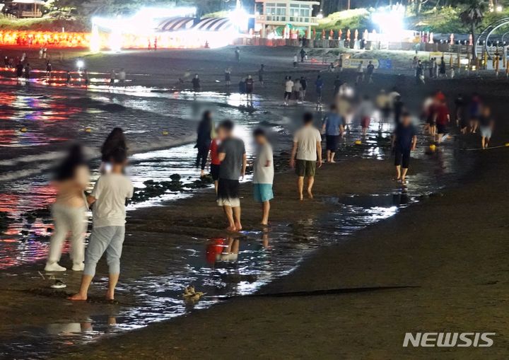 [제주=뉴시스] 오영재 기자 = 제주시 이호테우해수욕장에서 더위를 식히러 온 주민과 관광객들이 해변을 걷고 있다. 2024.07.08. oyj4343@newsis.com 