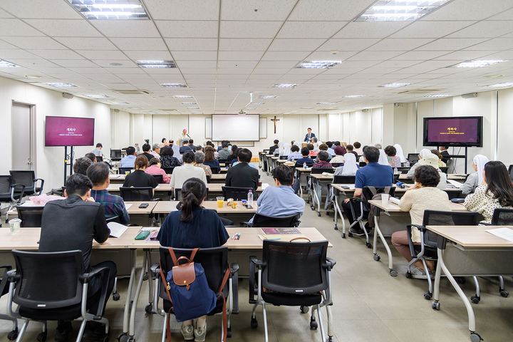 [서울=뉴시스] 지난 6월29일 서울 명동 천주교 서울대교구청에서 열린 '하느 님의 종’ 바르톨로메오 브뤼기에르 소(蘇) 주교 시복 추진 제2차 심포지엄: 브뤼기에르 소(蘇) 주교의 덕행과 명성' 현장 (사진=천주교 서울대교구 제공) 2024.07.08. photo@newsis.com *재판매 및 DB 금지