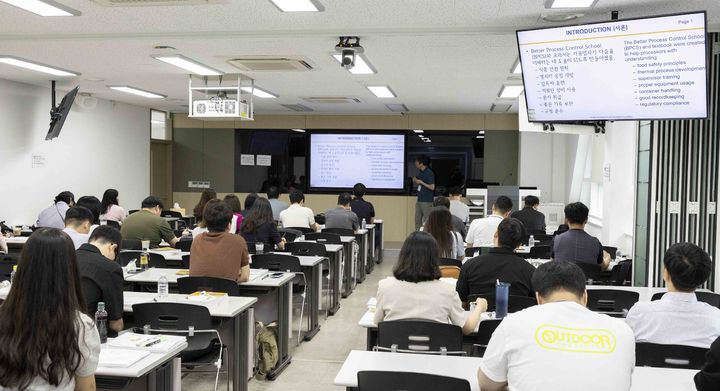 [부산=뉴시스] 부산대는 식품영양학과와 김치연구소가 유치한 미국 FDA의 '식품 열처리공정 전문가 교육과정'(BPCS)의 올해 단기과정을 오는 12일까지 닷새 동안 부산대 캠퍼스에서 진행한다고 8일 밝혔다. (사진=부산대 제공) *재판매 및 DB 금지