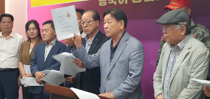 [창원=뉴시스] 강경국 기자 = ㈔남하 이승규 노산 이은상 기념사업회(이사장 진종삼) 관계자들이 8일 오전 경남 창원시청 프레스센터에서 마산국화축제 명칭 논란과 관련해 기자회견을 열고 있다. 2024.07.08. kgkang@newsis.com