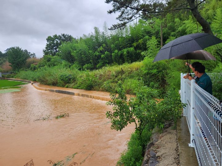 [논산=뉴시스]충남 논산지역에 시간당 30-50mm의 많은 비가 쏟아지면서 농경지 등이 침수됐다. 2024. 07. 08 *재판매 및 DB 금지