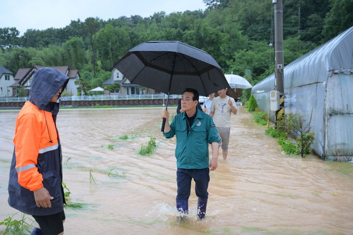 [논산=뉴시스]백성현 논산시장이 8일 호우피해를 입은 현장을 둘러보고 있다. 2024. 07. 08 *재판매 및 DB 금지