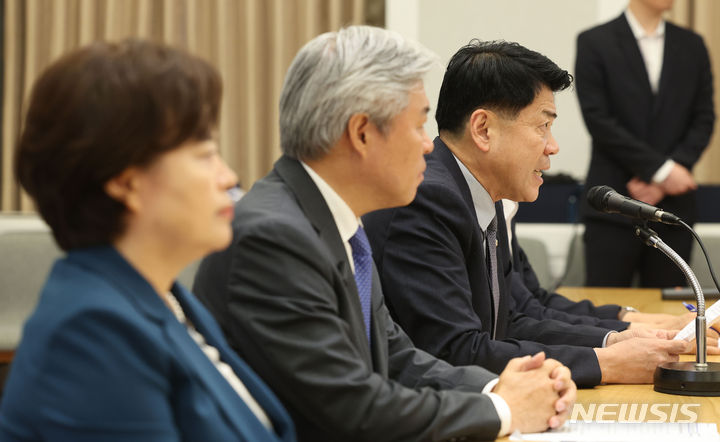 [서울=뉴시스] 권창회 기자 = 김준형 조국혁신당 대표 권한대행이 8일 오전 서울 여의도 국회에서 열린 최고위원회의에서 발언하고 있다. 2024.07.08. kch0523@newsis.com