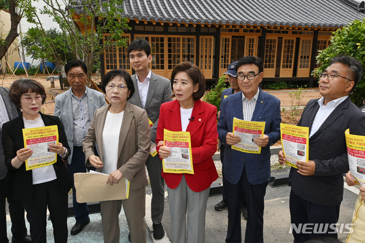 [광주=뉴시스] 이영주 기자 = 나경원 국민의힘 당대표 후보가 8일 오전 광주 동구 정율성 공원 사업 부지를 찾아 정율성 공원 사업 철회를 촉구하는 시민들과 만나 발언하고 있다. 2024.07.08. leeyj2578@newsis.com